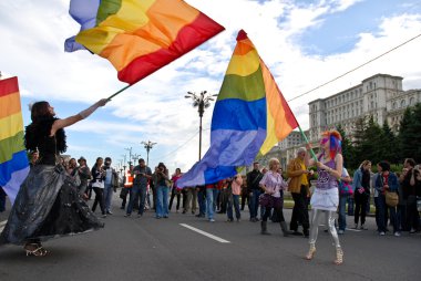Katılımcılar Eşcinsel festivali geçit töreninde geçit töreni.