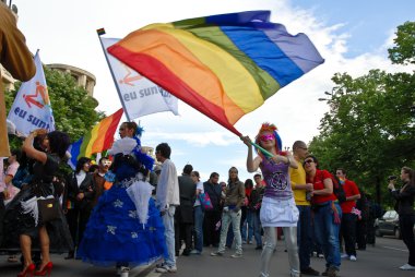 Katılımcılar Eşcinsel festivali geçit töreninde geçit töreni.