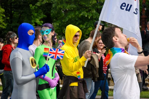 I partecipanti sfilano alla Gay Fest Parade — Foto Stock