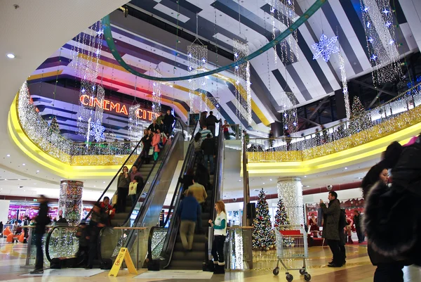 Centro commerciale decorato d'inverno a Bucarest Romania — Foto Stock