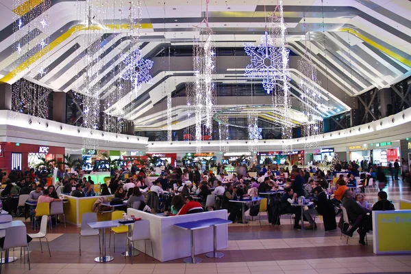 Vintern inredda köpcentrum i Bukarest Rumänien — Stockfoto