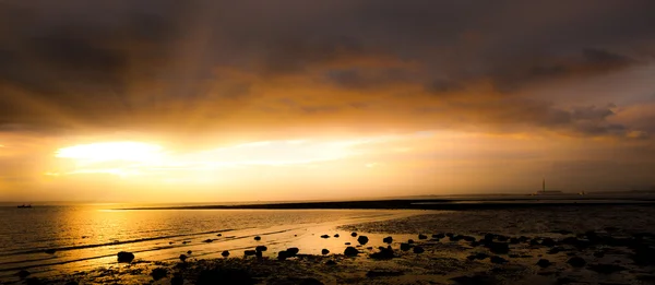 Zonsondergang panoramisch scène op meon strand Verenigd Koninkrijk — Stockfoto