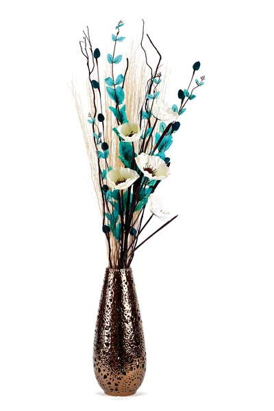 Высокая стильная цветочная композиция в изолированной вазе — стоковое фото