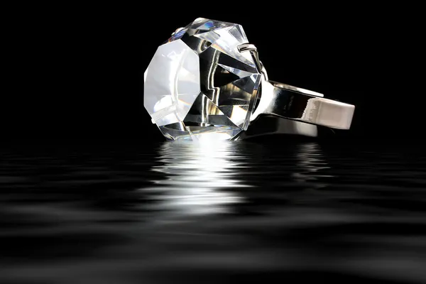 Anel de diamante com reflexão de água no preto — Fotografia de Stock