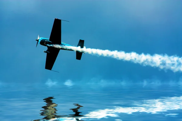 Stunt plane flying close to water — Stock Photo, Image