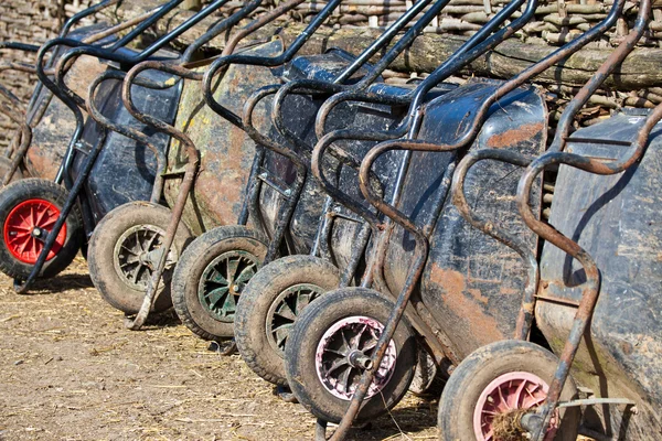 Muchas carretillas en la granja —  Fotos de Stock