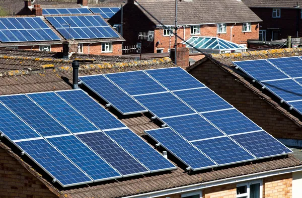 Сонячні батареї на багатьох дахів житлових — стокове фото