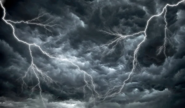 Nuvole di pioggia scure e minacciose e fulmini Foto Stock