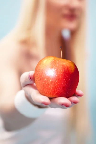 Предлагая яблоко — стоковое фото