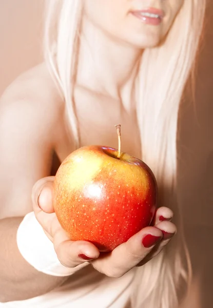 Schlägt vor, Apfel zu nehmen — Stockfoto
