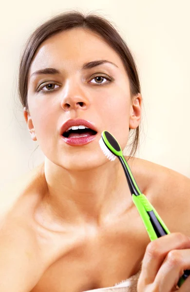 Kadın diş fırçası ile — Stok fotoğraf