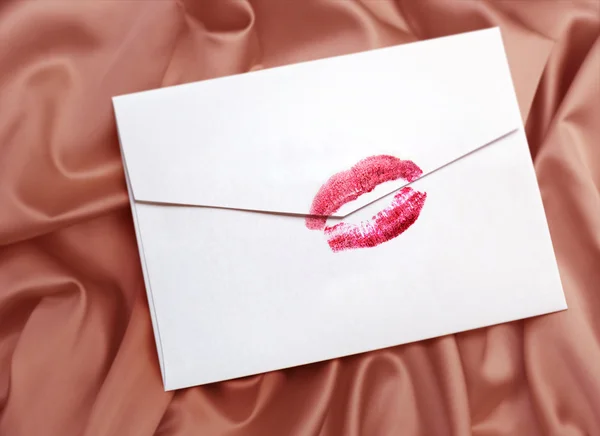 Kuvert med läppstift kyss — Stockfoto