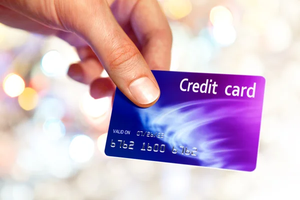 Adam elini tutan plastik kredi kartı — Stok fotoğraf
