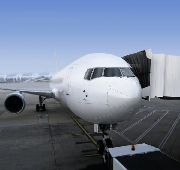 Vliegtuig geparkeerd in luchthaven — Stockfoto