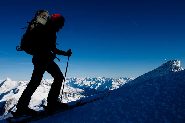 Passeio de esqui em altas montanhas — Fotografia de Stock