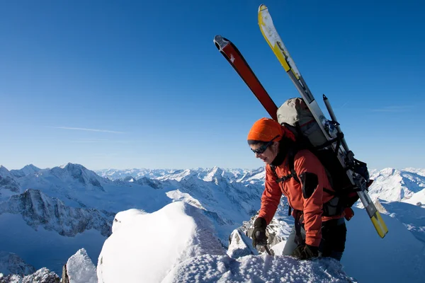 Катание на лыжах в высоких горах — стоковое фото