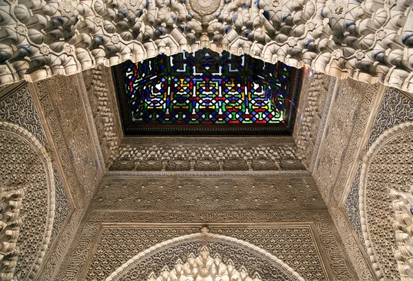 アルハンブラ宮殿のステンド グラスの詳細 — ストック写真