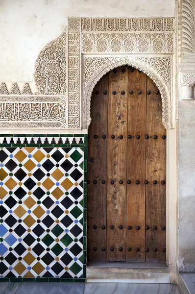 アルハンブラ宮殿のドアの詳細 — ストック写真
