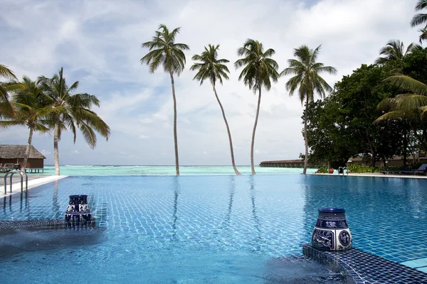 Piscina infinita — Fotografia de Stock