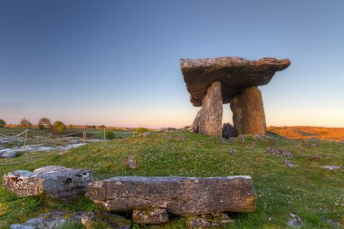 5 000 yıllık polnabrone dolmen burren içinde