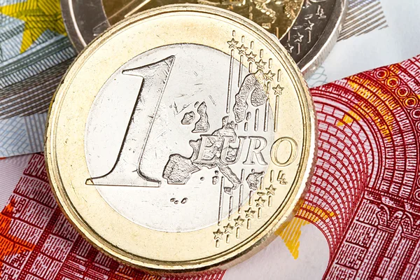 Євро монети і банкноти — стокове фото