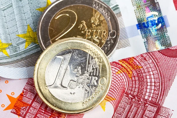 Евро монеты и банкноты — стоковое фото