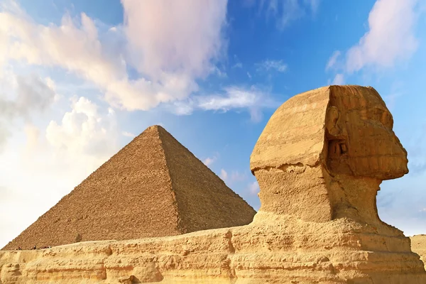 Сфинкс и пирамида Шефрена в Гизе — стоковое фото