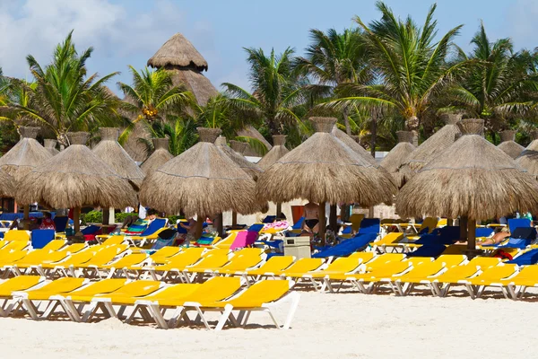 Liegestühle mit Sonnenschirmen am karibischen Meer — Stockfoto