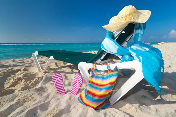 Solstol med solen tillbehör på karibiska stranden — Stockfoto