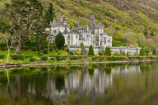 Kylemore Abbey in Connemara mountains — Stock Photo, Image