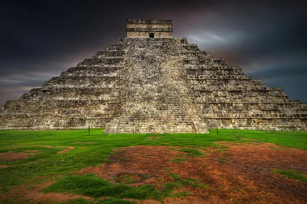 Bouře na Quetzalcoatlova pyramida v chichen itza — Stock fotografie