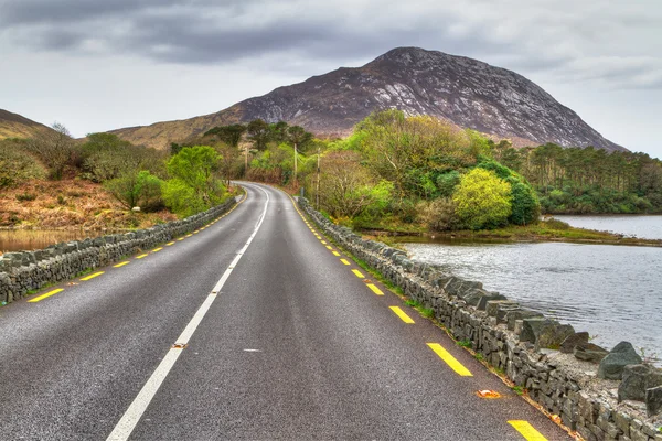 Irländska road med bergsutsikt — Stockfoto