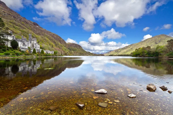 Abadia de Kylemore nas montanhas de Connemara — Fotografia de Stock