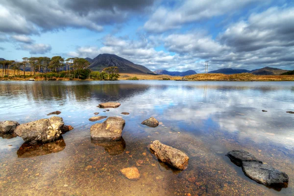 Connemara bergen och sjön landskap — Stockfoto