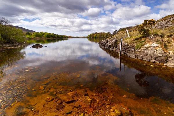 Connemara bergen en lake landschap — Stockfoto