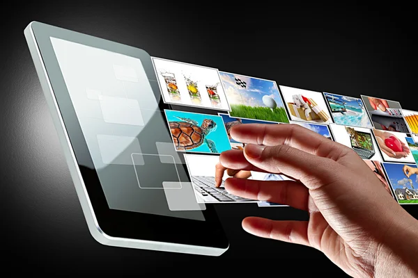 Multimedia-Streaming auf dem Tablet-Bildschirm — Stockfoto
