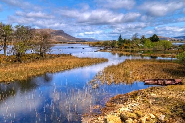 Connemara dağ ve göl manzarası — Stok fotoğraf