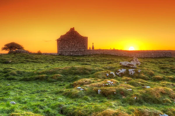 Ruínas da antiga capela irlandesa em Burren — Fotografia de Stock