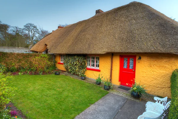 Traditional cottage house in Adare — Stock Photo, Image