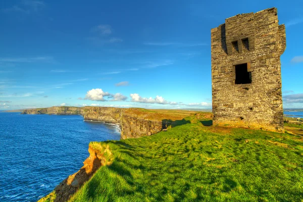 Ruins of old castle on Cliffs of Moher — Stock Photo, Image