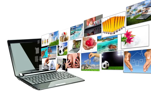 Transmissão multimídia a partir da tela do laptop — Fotografia de Stock