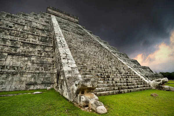 Chichen Itza piramitte Tüylü yılan, fırtına — Stok fotoğraf