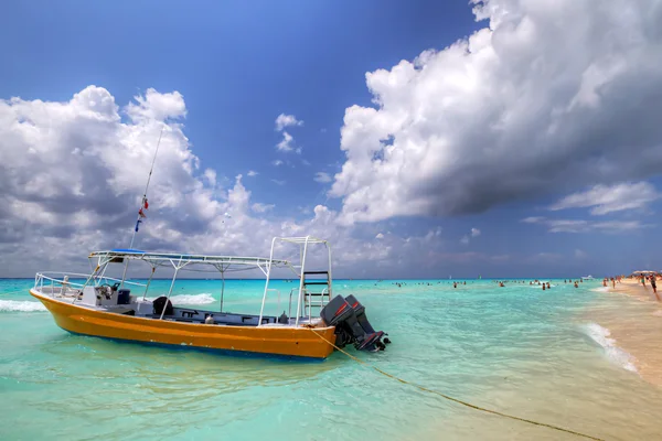 Barco amarillo en la costa del Mar Caribe — Foto de Stock