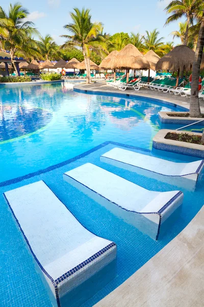Tropisch zwembad met ligbedden — Stockfoto
