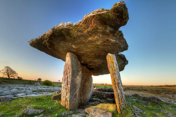5 000 yıllık polnabrone dolmen burren içinde — Stok fotoğraf