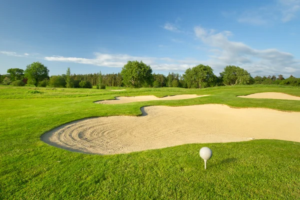 Гольф мяч на красивом поле для гольфа — стоковое фото