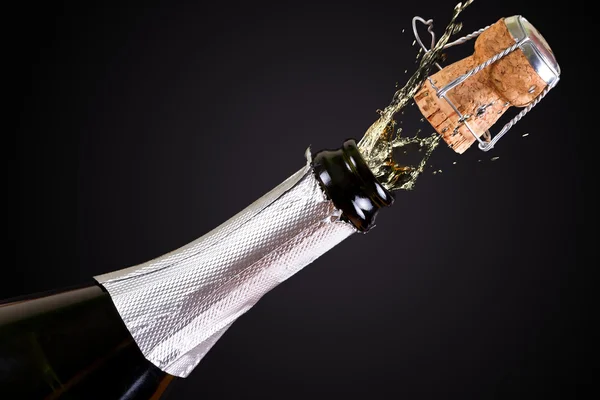 Flasche Champagner mit Spritzern — Stockfoto