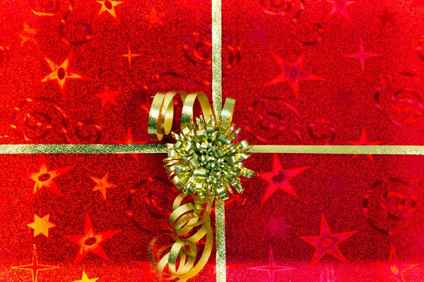 Kırmızı hediye kutusu ile altın şerit — Stok fotoğraf