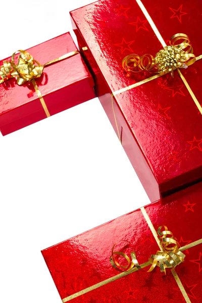 Caixas de presente vermelho com fita dourada — Fotografia de Stock