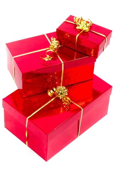 Червоні подарункові коробки з золотою стрічкою — стокове фото